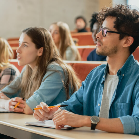 shutterstock_1077839504 jongen in collegezaal