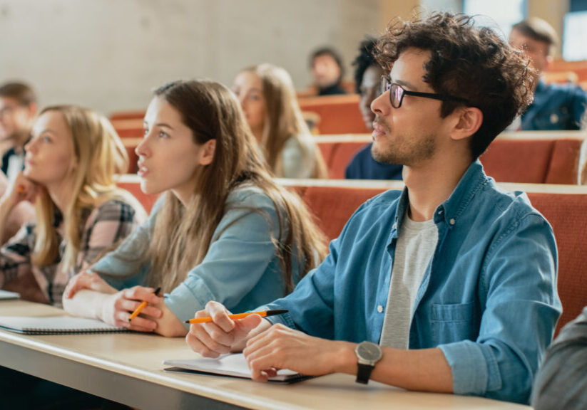 shutterstock_1077839504 jongen in collegezaal