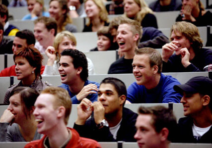 WFA00:VERKIEZINGSDEBAT VRIJE UNIVERSITEIT:AMSTERDAM;08NOV2006- Foto: studenten luisteren naar het debat. WFA/mj/str. Michael Jacobs